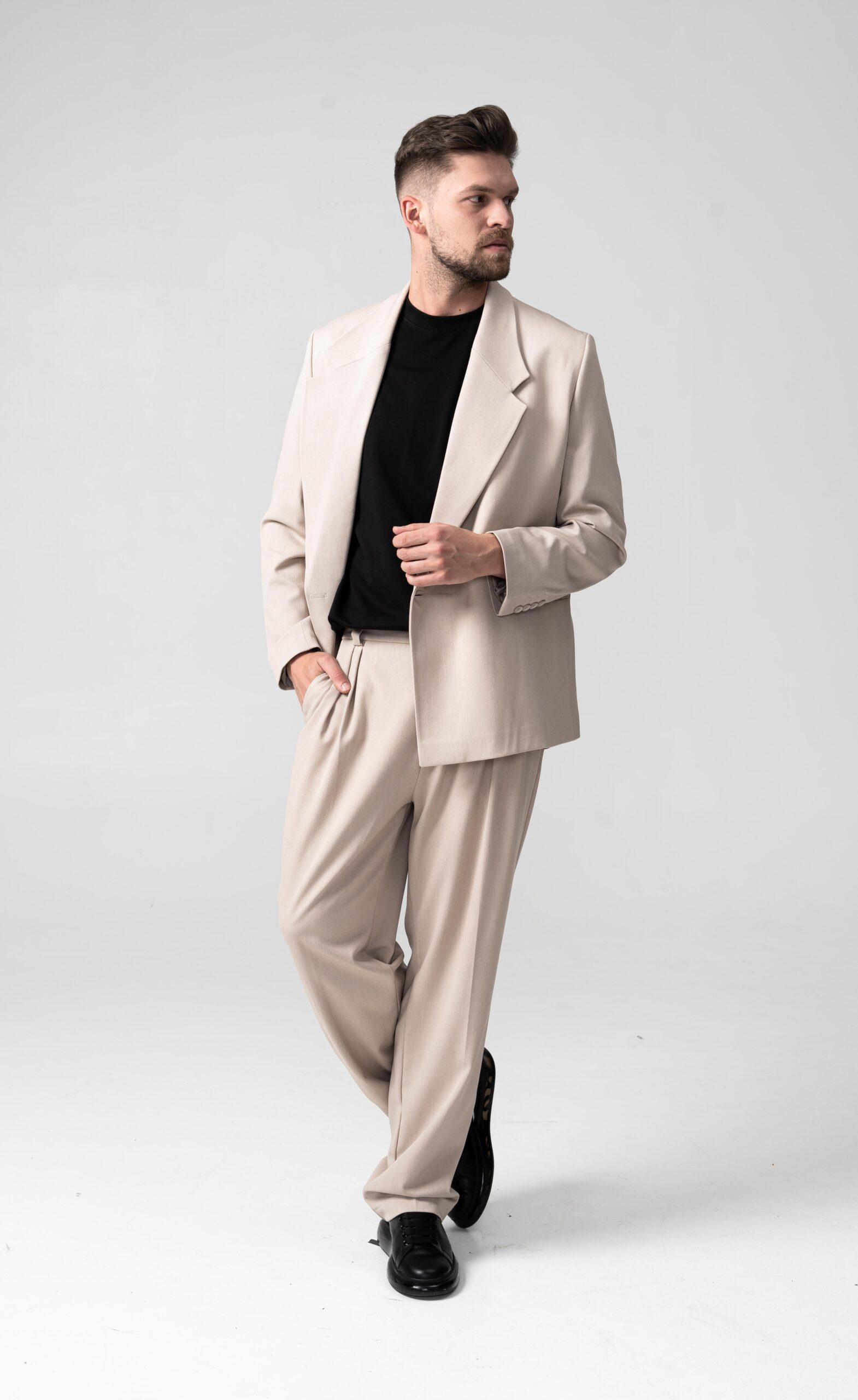 SMĖLIO SPALVOS KOSTIUMAS - Image 2