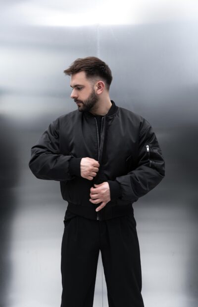 JUODA BOMBER STILIAUS STRIUKĖ